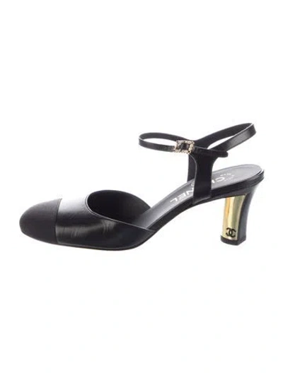 Pre-owned Chanel 2025 Interlocking Cc Logo Pumps In Black
