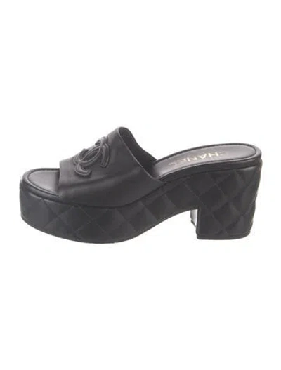 Pre-owned Chanel 2025 Interlocking Cc Logo Slides In Black