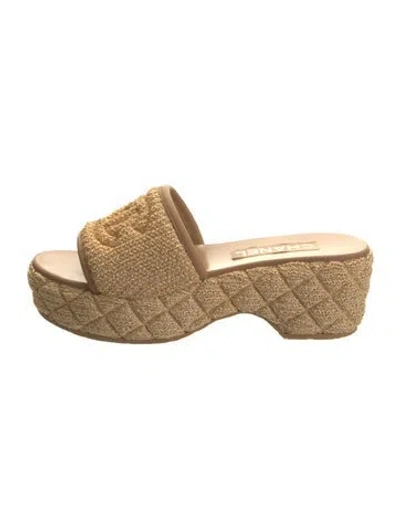 Pre-owned Chanel 2025 Interlocking Cc Logo Slides In Gold/metallic