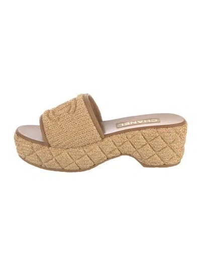 Pre-owned Chanel 2025 Interlocking Cc Logo Slides In Neutral