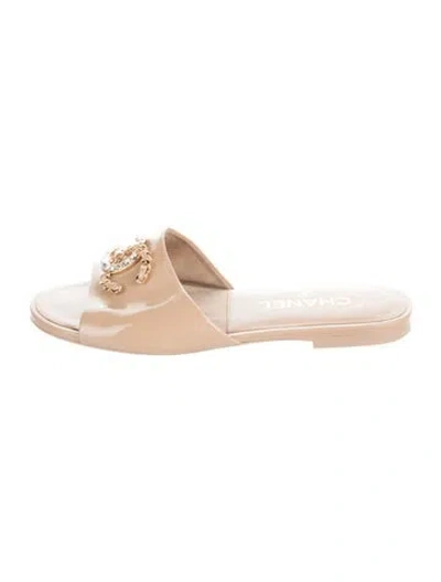 Pre-owned Chanel 2025 Interlocking Cc Logo Slides In Neutrals
