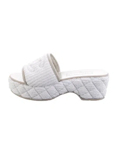 Pre-owned Chanel 2025 Interlocking Cc Logo Slides In White