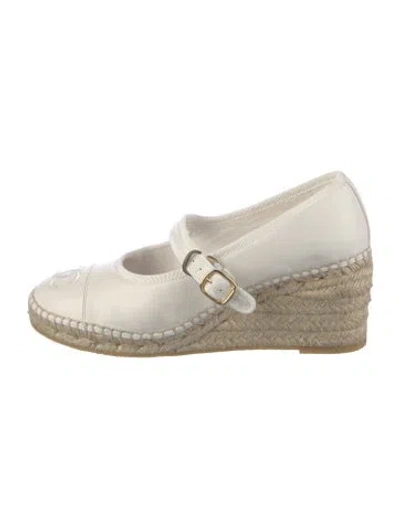 Pre-owned Chanel 2026 Interlocking Cc Logo Pumps In Black/white