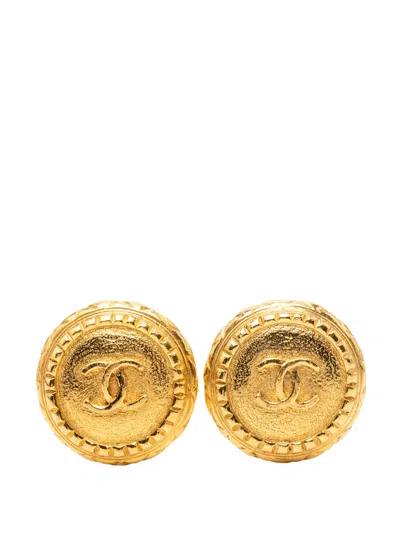 Pre-owned Chanel 20th Century Gold Plated Cc Round Clip On Earrings Costume Earrings