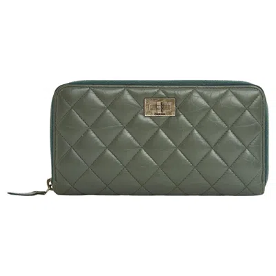 Pre-owned Chanel 2.55 Khaki Long Wallet Zipped In Gray