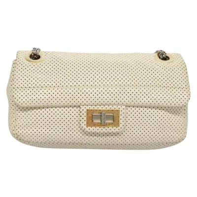 Pre-owned Chanel 2,55 White Leather Shoulder Bag ()