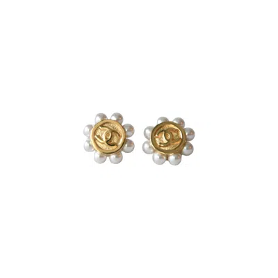 Pre-owned Chanel 26p Cc Pearl Surround Stud Earrings Gold