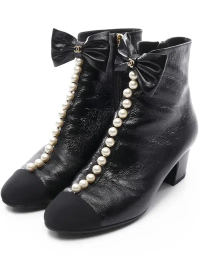 Pre-owned Chanel 45mm Pearl-embellished Bow Boots In Black