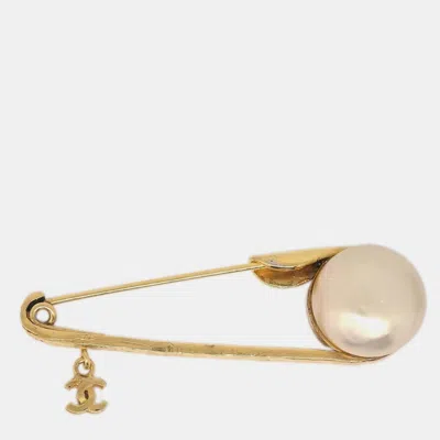 Pre-owned Chanel Artificial Pearl Brooch Pin Gold