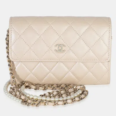Pre-owned Chanel Beige Iridescent Quilted Lambskin Paris Hamburg Pearl Clutch With Chain In Sand