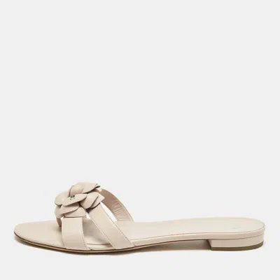 Pre-owned Chanel Beige Quilted Leather Cc Camellia Embellished Flat Slides Size 40