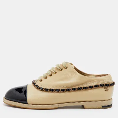 Pre-owned Chanel Beige/black Leather And Patent Leather Cc Chain Link Lace Up Oxfords In Sand