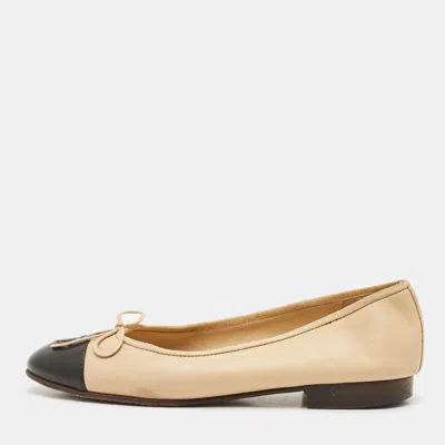 Pre-owned Chanel Beige/black Leather Cc Bow Cap Toe Ballet Flats Size 34.5 In Sand