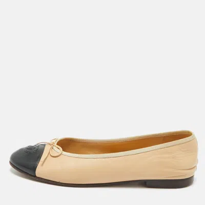 Pre-owned Chanel Beige/black Leather Cc Cap Toe Bow Ballet Flats Size 39.5 In Sand
