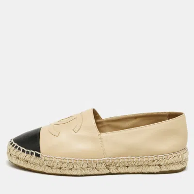 Pre-owned Chanel Beige/black Leather Logo Cc Cap Toe Espadrille Flats Size 40