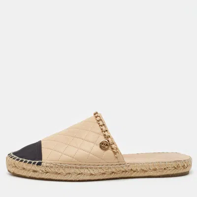Pre-owned Chanel Beige/black Quilted Leather And Fabric Cap Toe Cc Chain Link Espadrille Flat Mules Size 42