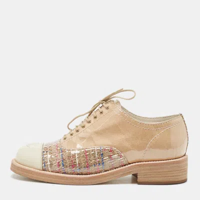 Pre-owned Chanel Beige/cream Tweed And Patent Leather Cc Lace Up Oxfords Size 39