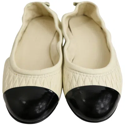 Pre-owned Chanel Bi Tones Quilted White Leather /black Patent Leather Flats