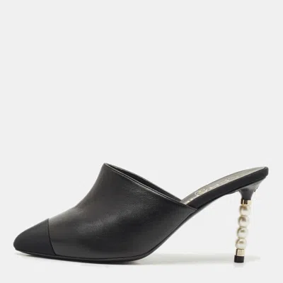 Pre-owned Chanel Black Leather And Fabric Cap Toe Cc Pearl Embellished Mules Size 35.5