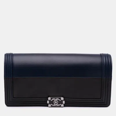 Pre-owned Chanel Black Navy Blue Bicolor Lambskin Boy Clutch