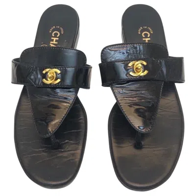 Pre-owned Chanel Black Patent Leather Cc Gold Hardware Turn-lock Sandals