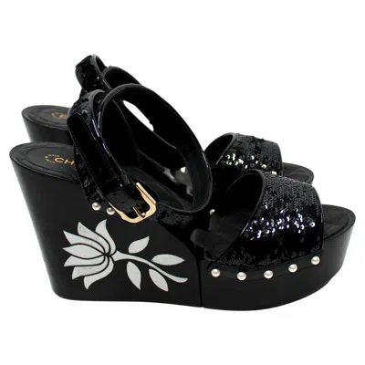 Pre-owned Chanel Black Sequin Wooden Platform Wedges With White Flower Detail Circa 2016
