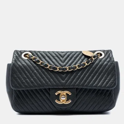 Pre-owned Chanel Black Small Chevron Wrinkled Calfskin Medallion Charm Surpique Flap Shoulder Bag