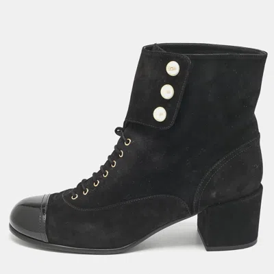 Pre-owned Chanel Black Suede And Patent Leather Cap Toe Cc Pearl Ankle Boots Size 40