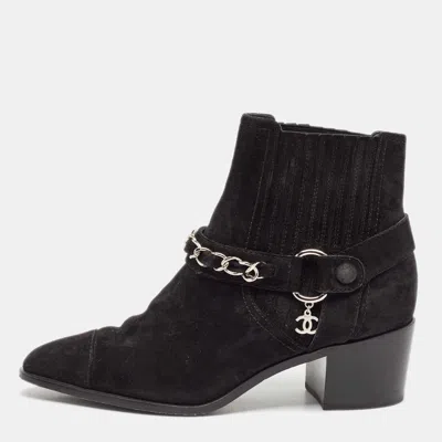 Pre-owned Chanel Black Suede Cc Chain Detail Block Ankle Boots Size 35