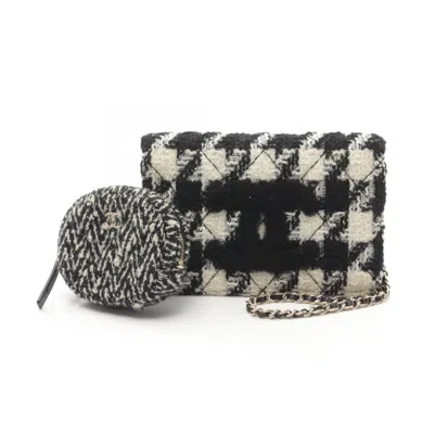 Pre-owned Chanel Black White Fabric Shoulder Bag ()