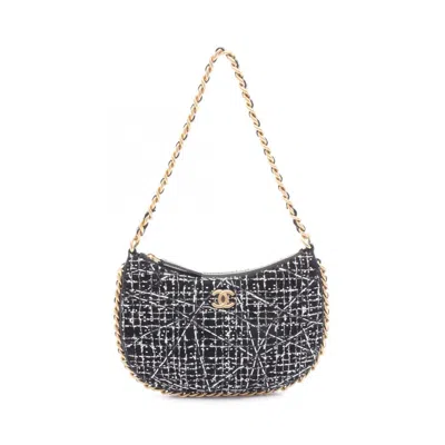 Pre-owned Chanel Black White Fabric Shoulder Bag ()