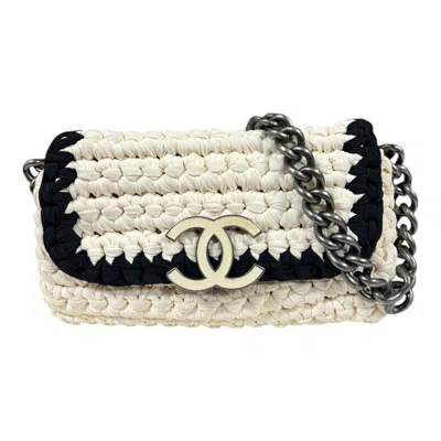 Pre-owned Chanel Black White Fabric Shoulder Bag ()