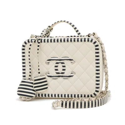 Pre-owned Chanel Black White Grained Calfskin Handbag Shoulder Bag () In Multi