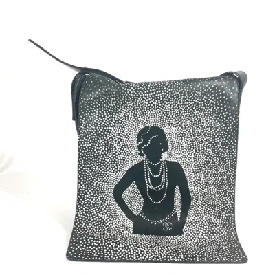 Pre-owned Chanel Black White Leather Shoulder Bag ()