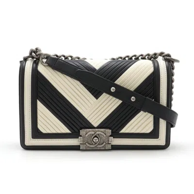 Pre-owned Chanel Black White Leather Shoulder Bag ()
