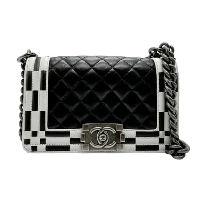 Pre-owned Chanel Black White Leather Shoulder Bag () In Black, White