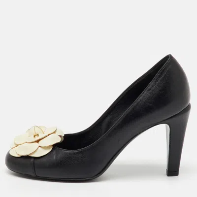 Pre-owned Chanel Black/cream Leather Cc Camelia Cap Toe Pumps Size 37.5