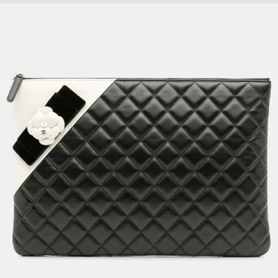 Pre-owned Chanel Black/white Large Quilted Lambskin Camellia O Case Clutch