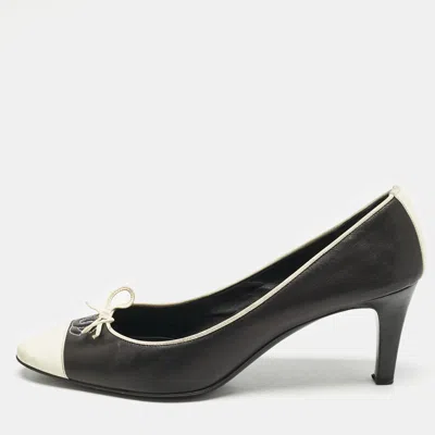 Pre-owned Chanel Black/white Leather Bow Cc Cap Toe Pumps Size 37.5