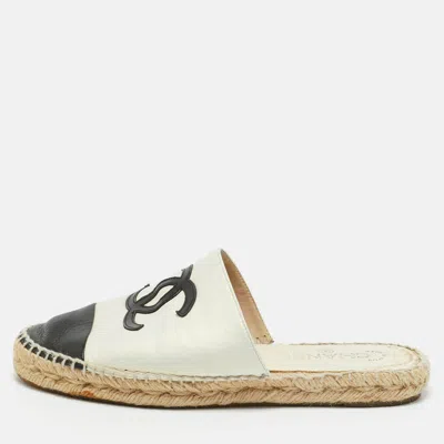 Pre-owned Chanel Black/white Leather Cc Cap Toe Espadrille Flat Mules Size 38
