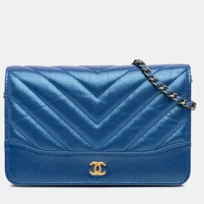 Pre-owned Chanel Blue Chevron Aged Metallic Calfskin Gabrielle Wallet On Chain