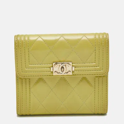 Pre-owned Chanel Boy Green Quilted Patent Leather Compact Wallet