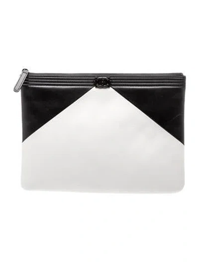 Pre-owned Chanel Boy O-case Clutch In White