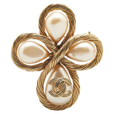 Pre-owned Chanel Brooch () In Gold