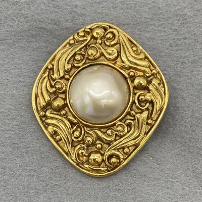 Pre-owned Chanel Brooch () In Gold