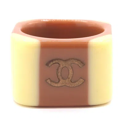 Pre-owned Chanel Brown Cream Yellow Plastic Band Ring ()