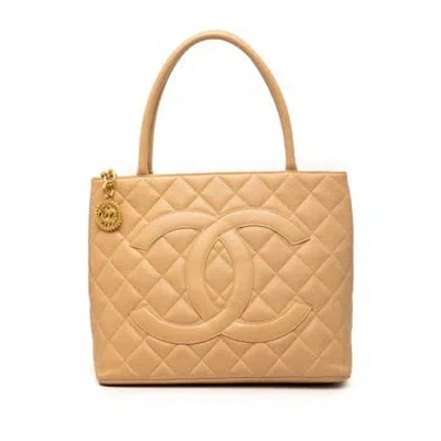 Pre-owned Chanel Calf Leather Caviar Medallion Tote In White
