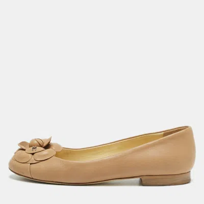 Pre-owned Chanel Camelia Flower Size 37 Beige Leather Ballet Flats In Sand
