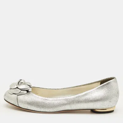 Pre-owned Chanel Camelia Size 37.5 Silver Texture Leather Ballet Flats