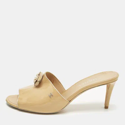 Pre-owned Chanel Camelia Size 42 Beige Patent Leather Slide Sandals
